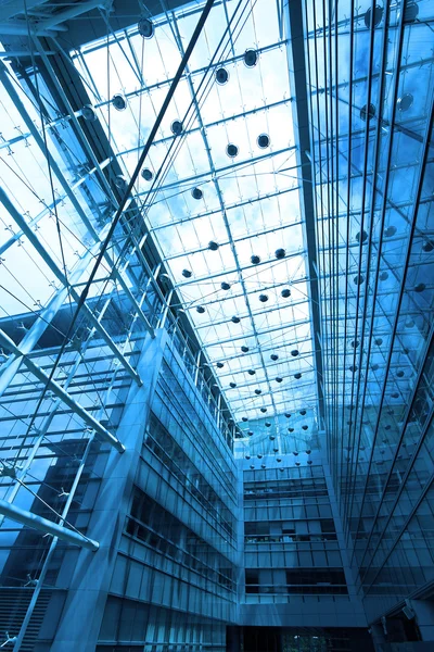 Bürofenster im modernen Gebäude — Stockfoto