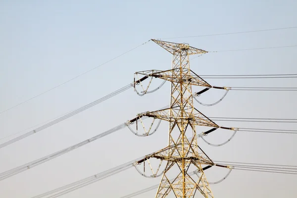 Electriciteit transmissie toren en kabels — Stockfoto