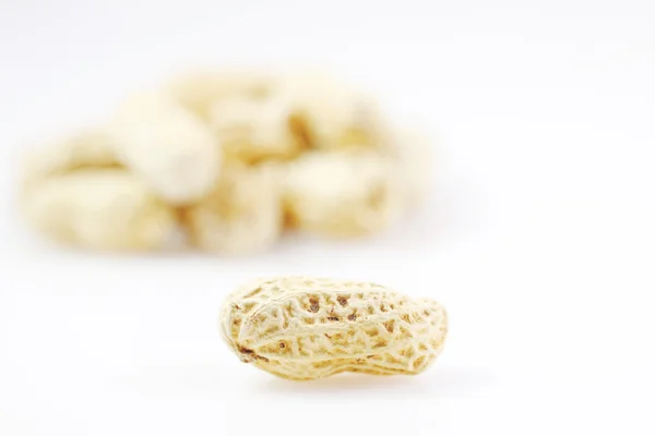 Cacahuetes aislados sobre fondo blanco — Foto de Stock