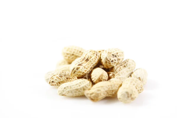 Cacahuètes isolées sur fond blanc — Photo