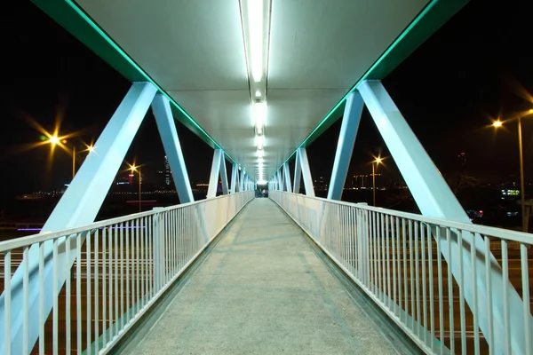 Geceleri yaya köprüsü — Stok fotoğraf