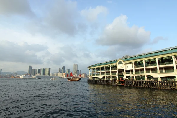 Hong Kong Ferry Pier e barco de sucata — Fotografia de Stock