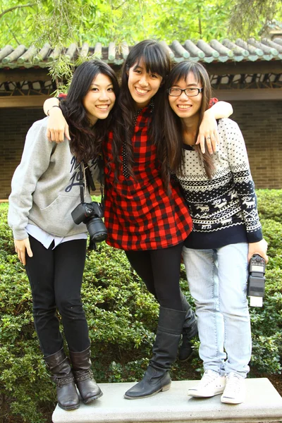 Asiatiska goda vänner ta bilder — Stockfoto