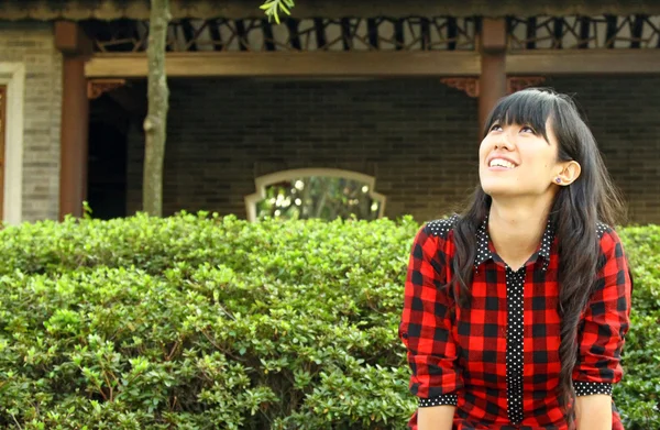 Chiński dziewczyna uśmiechając się w ogrodzie — Zdjęcie stockowe