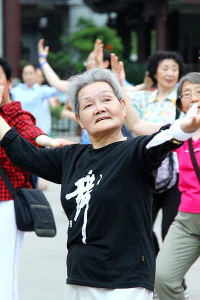Chinesische Frauen tanzen auf der Straße — Stockfoto
