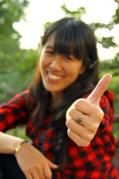 Азіатський жінка пальцями вгору відкритий — стокове фото