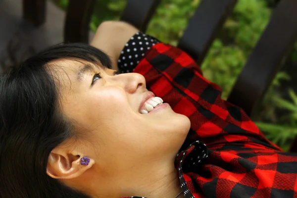 Mulher asiática sorrindo — Fotografia de Stock