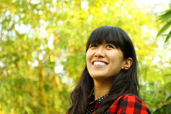 Asiatisk kvinna glad i naturen — Stockfoto