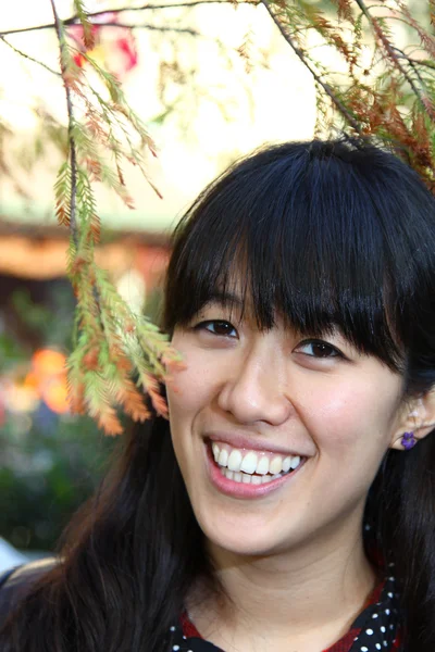 Asiatisk kvinna med stort leende — Stockfoto