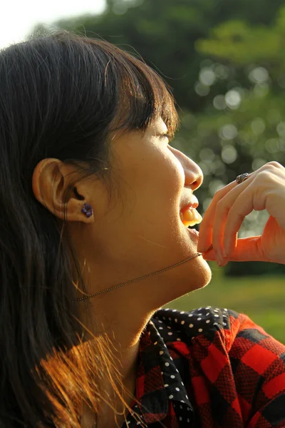 Mulher asiática sorrindo sob o sol — Fotografia de Stock
