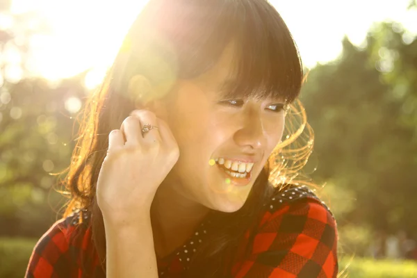 Mulher asiática sorrindo sob o sol — Fotografia de Stock