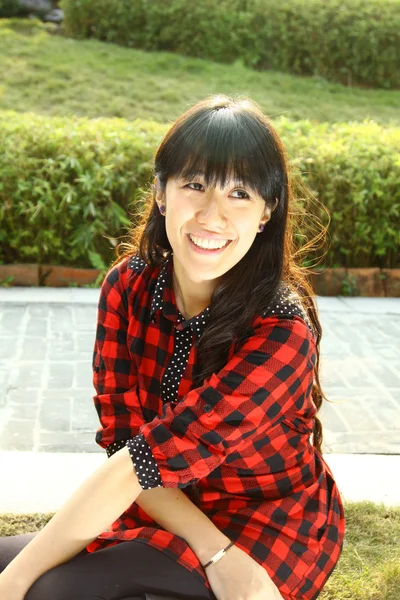 Азиатка счастлива в парке — стоковое фото