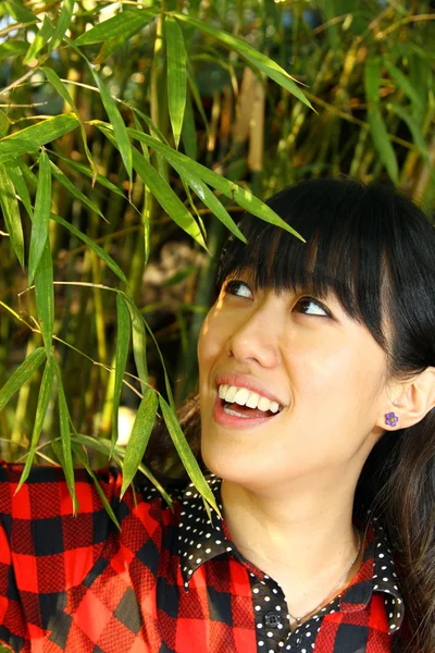 Aziatische vrouw blij in de natuur — Stockfoto