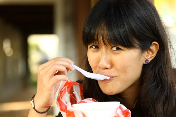 Aziatische vrouw eten dessert — Stockfoto