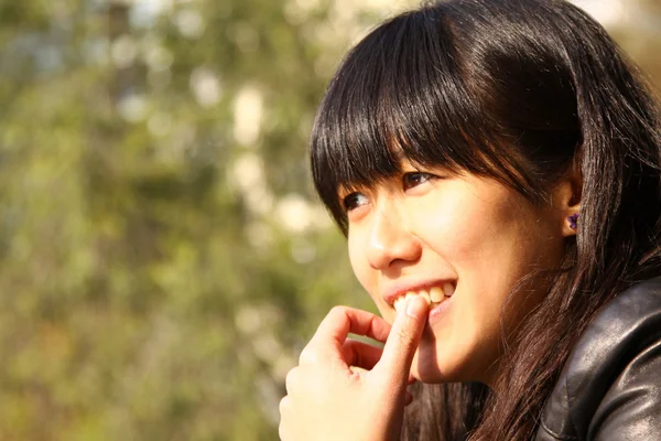 Азиатка с улыбкой на лице — стоковое фото