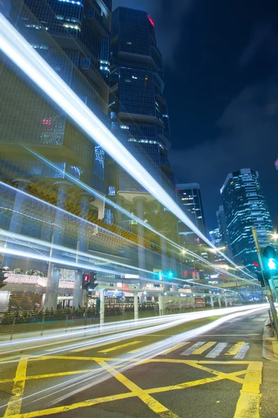 Cidade moderna com tráfego movimentado à noite — Fotografia de Stock