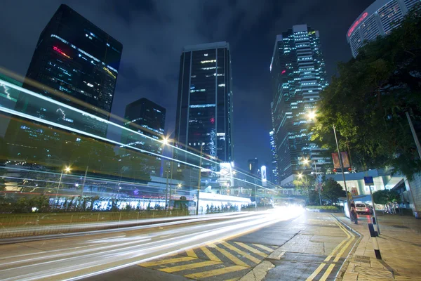 Trafik i centrum av hong kong på natten — Stockfoto