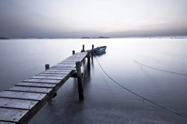 Düşük doygunluk stiliyle günbatımı pier — Stok fotoğraf