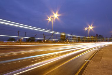 Geceleyin hong kong şehir merkezinde trafik