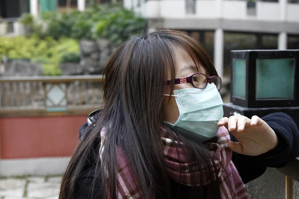Asijské nemocná dívka nosí masku — Stock fotografie
