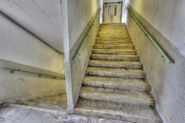 Escadas em uma propriedade de habitação pública de Hong Kong — Fotografia de Stock