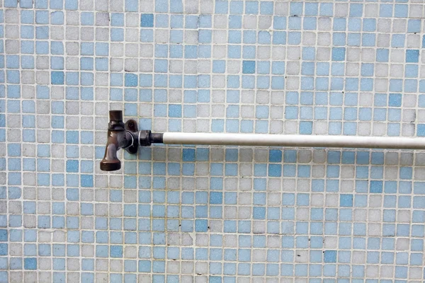 Tubería de agua en pared — Foto de Stock