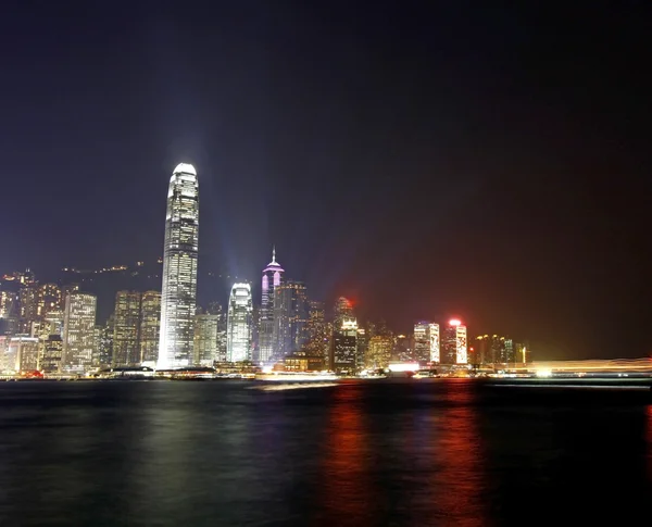 Hong kong éjjel Nézd végig a victoria-kikötőre — Stock Fotó
