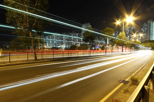 Trafiken genom centrum av hong kong på natten — Stockfoto