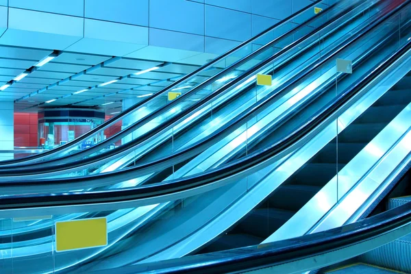 Rolltreppe im modernen Interieur, Bewegung verschwommen. — Stockfoto