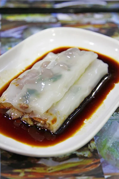 Китайский рисовый рулет со свининой внутри — стоковое фото