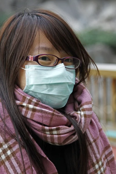 Čínská nemocná dívka nosí masku — Stock fotografie