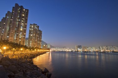 Hong kong şehir merkezinde gece deniz kıyısından