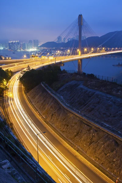 Мост Тинг Кау и шоссе ночью в Гонконге — стоковое фото