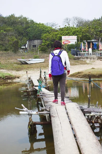 アジアの女性の木製の橋に沿って歩く — ストック写真