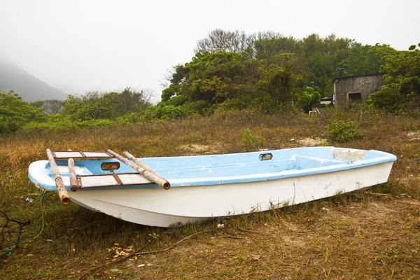 Barca singola a terra — Foto Stock