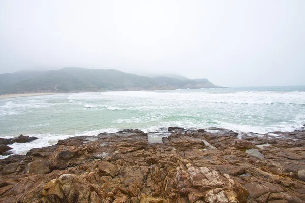Silná vlna podél pobřeží před bouřkou v hong Kongu — Stock fotografie
