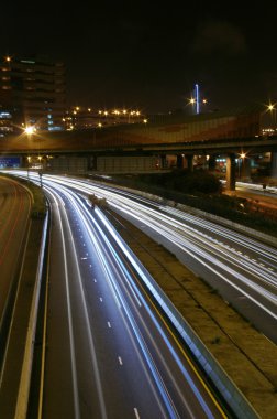 Modern şehirde trafik.