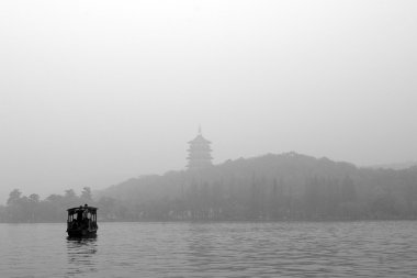 bote de remos de madera tradicional en famoso del oeste lago, hangzhou, china