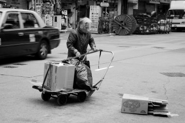 bir Çinli yaşlı kadın hong kon kağıt kutular toplama