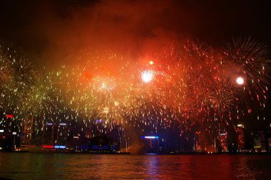 victoria harbour, hong kong boyunca Çin yeni yıl havai fişek