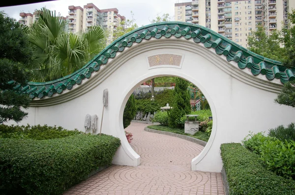 Porta chinesa no jardim — Fotografia de Stock