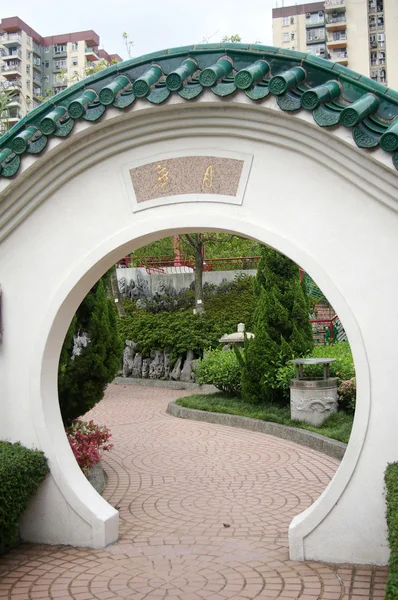 Porta chinesa no jardim — Fotografia de Stock