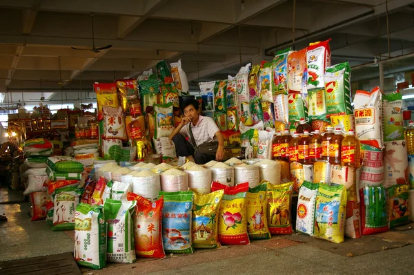 中国でローカル市場で米の行商人 — ストック写真