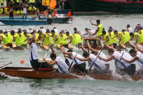 Гонка на лодках Dragon на фестивале Tung Ng, Гонконг — стоковое фото