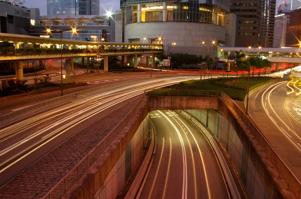 Verkehr in der modernen Stadt in der Nacht — Stockfoto