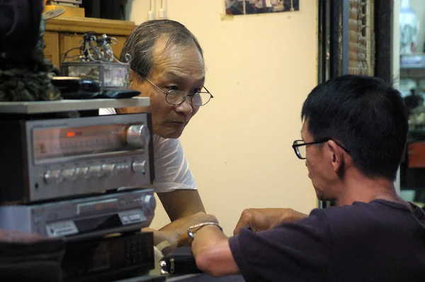 Kinesisk man reparera elektriska apparater i hong kong — Stockfoto
