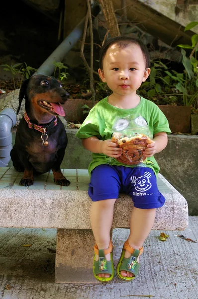 거리 먹는 어린 중국 소년 — 스톡 사진