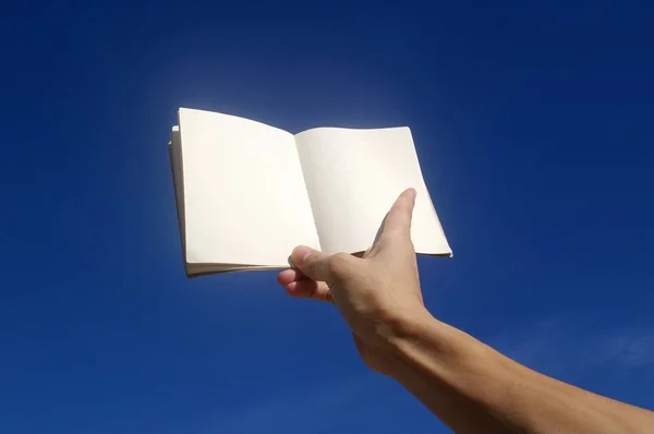 Drží notebook pod modrou oblohou — Stock fotografie