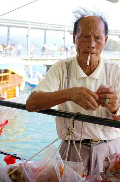 Pescador chinês que vende peixes — Fotografia de Stock