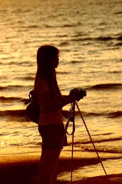 Γυναίκα φωτογράφος κάτω από το ηλιοβασίλεμα — Φωτογραφία Αρχείου